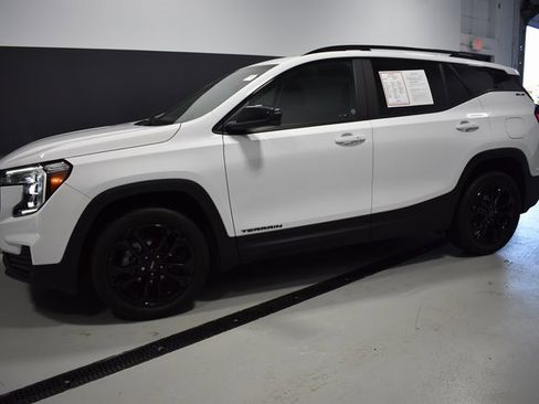 Used 2022 GMC Terrain SLE w/ Driver Convenience Package image 2