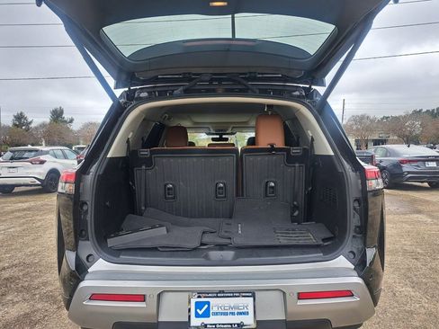 Used 2024 Nissan Pathfinder Platinum w/ Cargo Package image 27