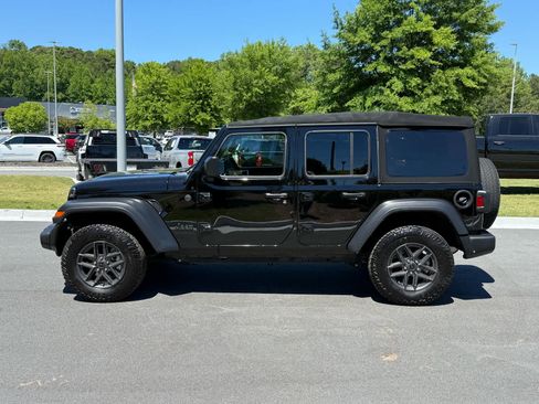 Used 2024 Jeep Wrangler Unlimited Sport AWD/4WD image 2