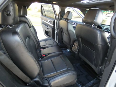 Used 2017 Ford Explorer XLT w/ Equipment Group 202A image 31