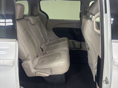 Used 2018 Chrysler Pacifica Touring-L w/ Tire & Wheel Group FWD image 29