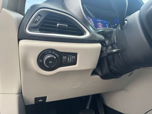 Used 2023 Chrysler Pacifica Touring-L FWD image 13