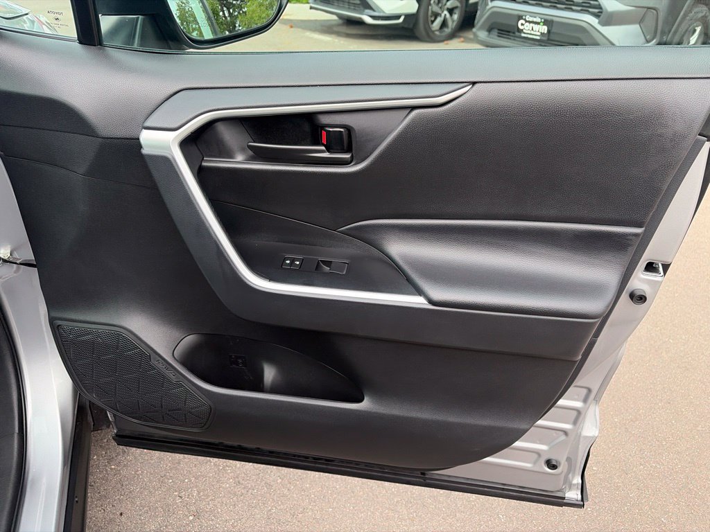 Used 2025 Toyota RAV4 LE AWD/4WD image 10