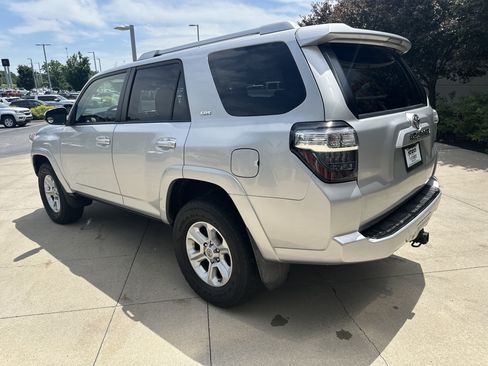 Used 2018 Toyota 4Runner SR5 AWD/4WD image 8