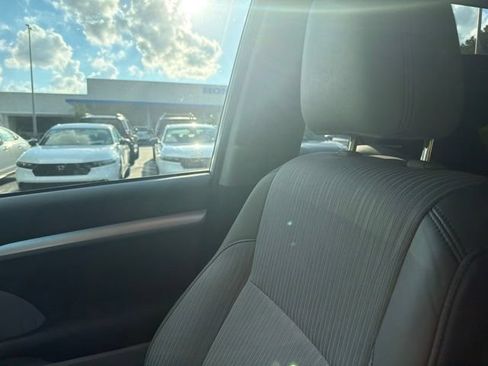 Used 2015 Toyota Highlander Plus FWD image 14