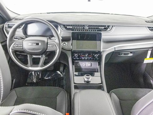 New 2025 Jeep Grand Cherokee L Altitude image 3