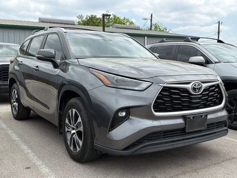 Used 2023 Toyota Highlander XLE image 3