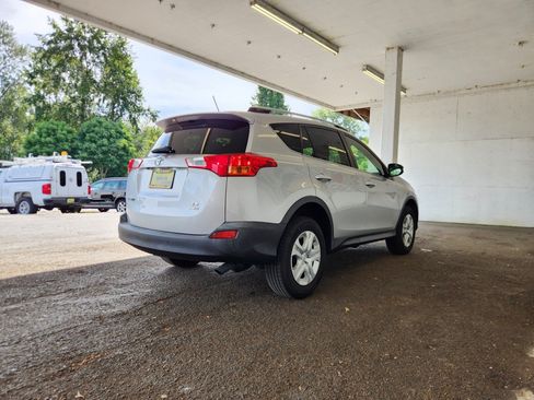Used 2015 Toyota RAV4 LE AWD/4WD image 3