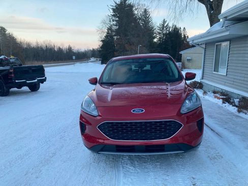 Used 2020 Ford Escape SE image 3