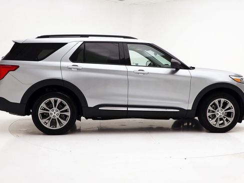 Used 2022 Ford Explorer XLT w/ Equipment Group 202A image 2