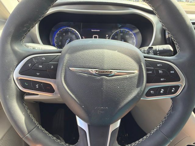 Used 2023 Chrysler Pacifica Touring-L FWD image 15