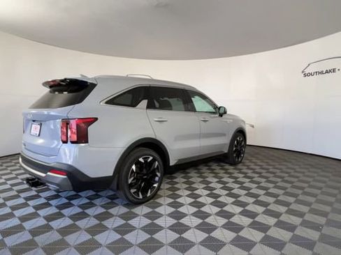 Certified 2025 Kia Sorento EX w/ Panoramic Sunroof Package FWD image 8