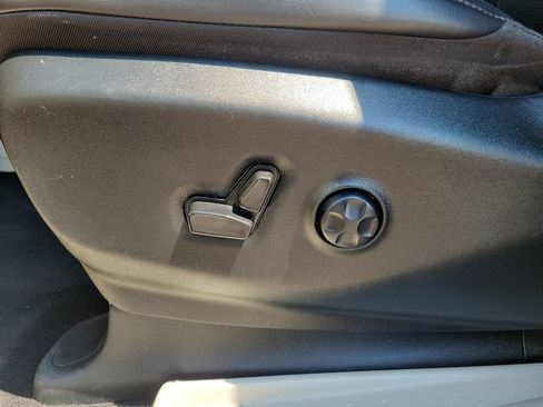 Used 2023 Chrysler Pacifica Touring-L FWD image 19