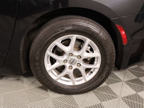 Used 2022 Chrysler Pacifica Touring-L FWD image 19