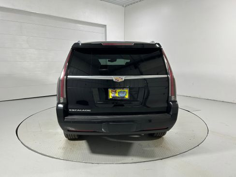 Used 2016 Cadillac Escalade Luxury image 30