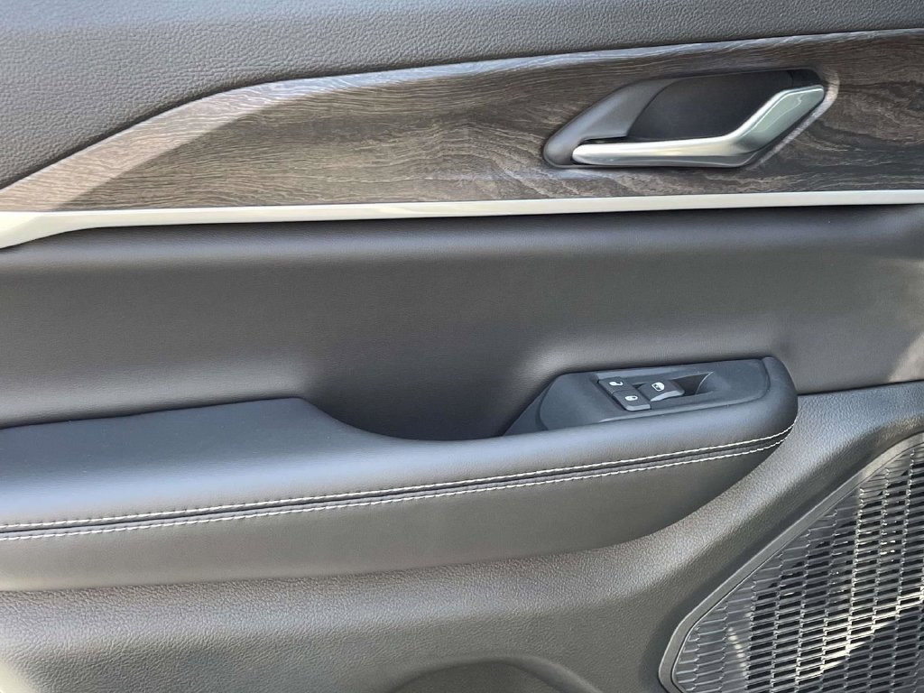 New 2027 Jeep Grand Cherokee Altitude AWD/4WD image 21