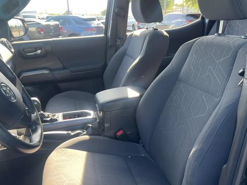 Used 2018 Toyota Tacoma TRD Off-Road w/ Technology Package AWD/4WD image 11