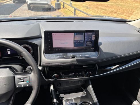 Used 2026 Nissan Rogue SL FWD image 14