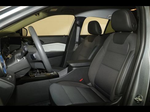 Certified 2025 Chevrolet Trax LT FWD image 22