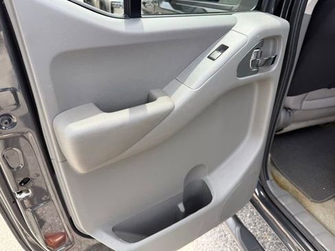 Used 2013 Nissan Frontier SV image 26