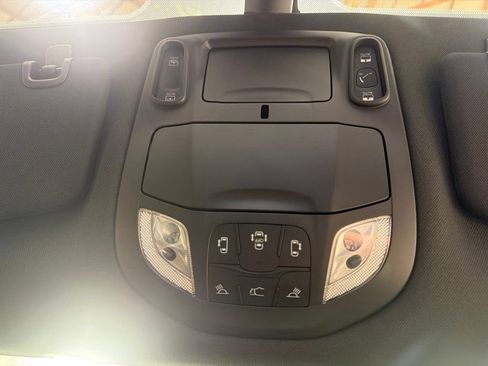 Used 2025 Chrysler Pacifica Limited FWD image 10