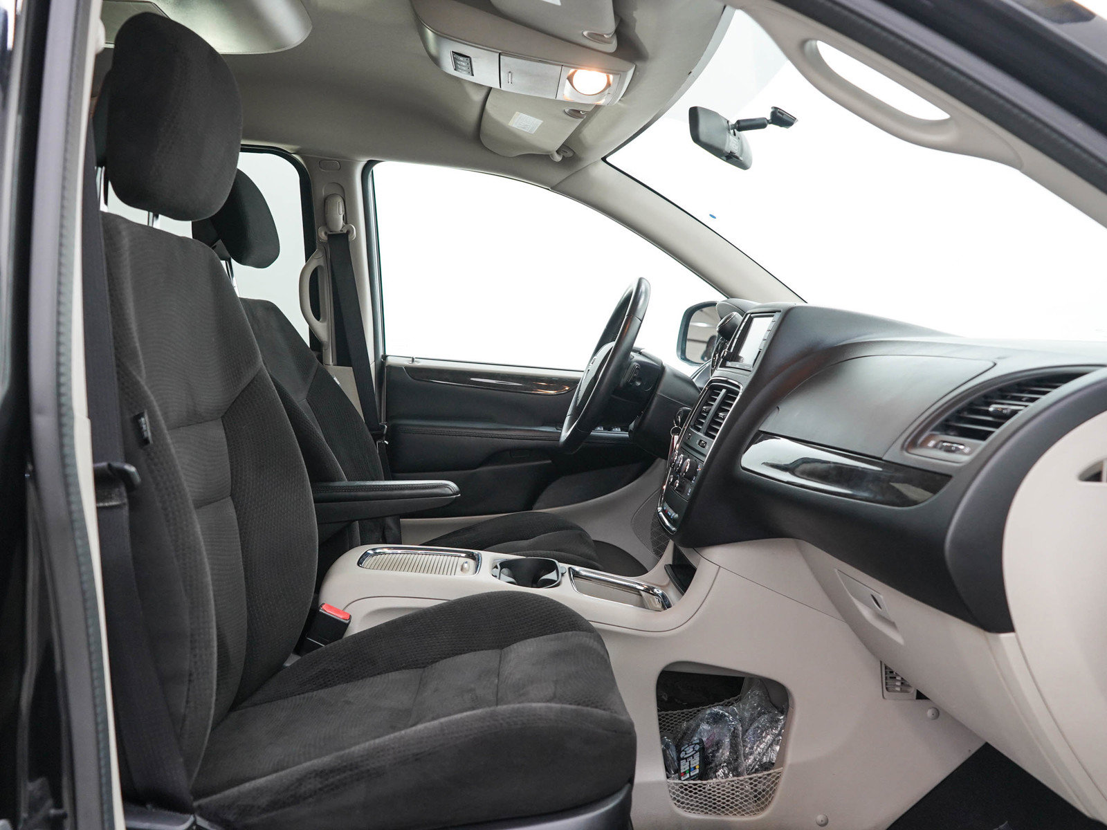 Used 2014 Dodge Grand Caravan SXT w/ Rear Park Assist Package FWD image 13