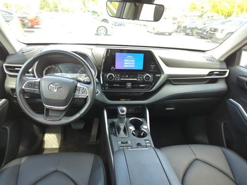 Used 2025 Toyota Highlander XLE AWD/4WD image 25