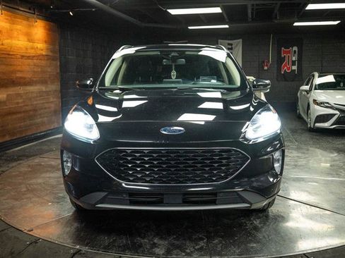 Used 2020 Ford Escape Titanium image 4