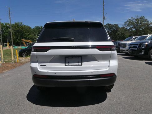 Used 2023 Jeep Grand Cherokee Altitude AWD/4WD image 6