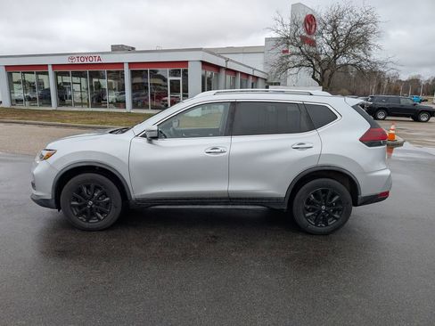 Used 2020 Nissan Rogue SV image 2