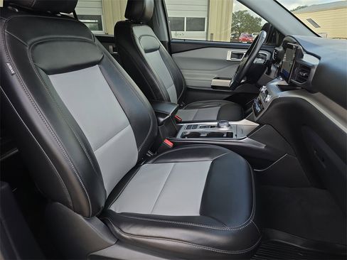 Used 2022 Ford Explorer XLT w/ Equipment Group 202A image 10