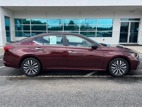 Used 2025 Nissan Altima 2.5 SV FWD image 3