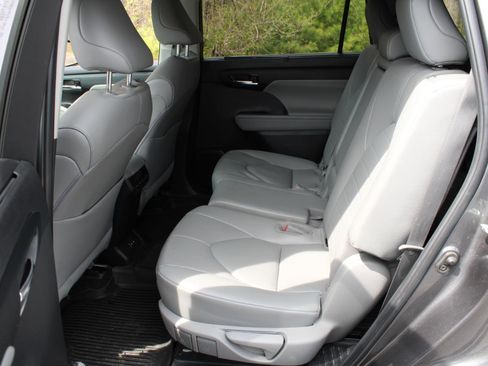 Used 2023 Toyota Highlander XLE AWD/4WD image 17