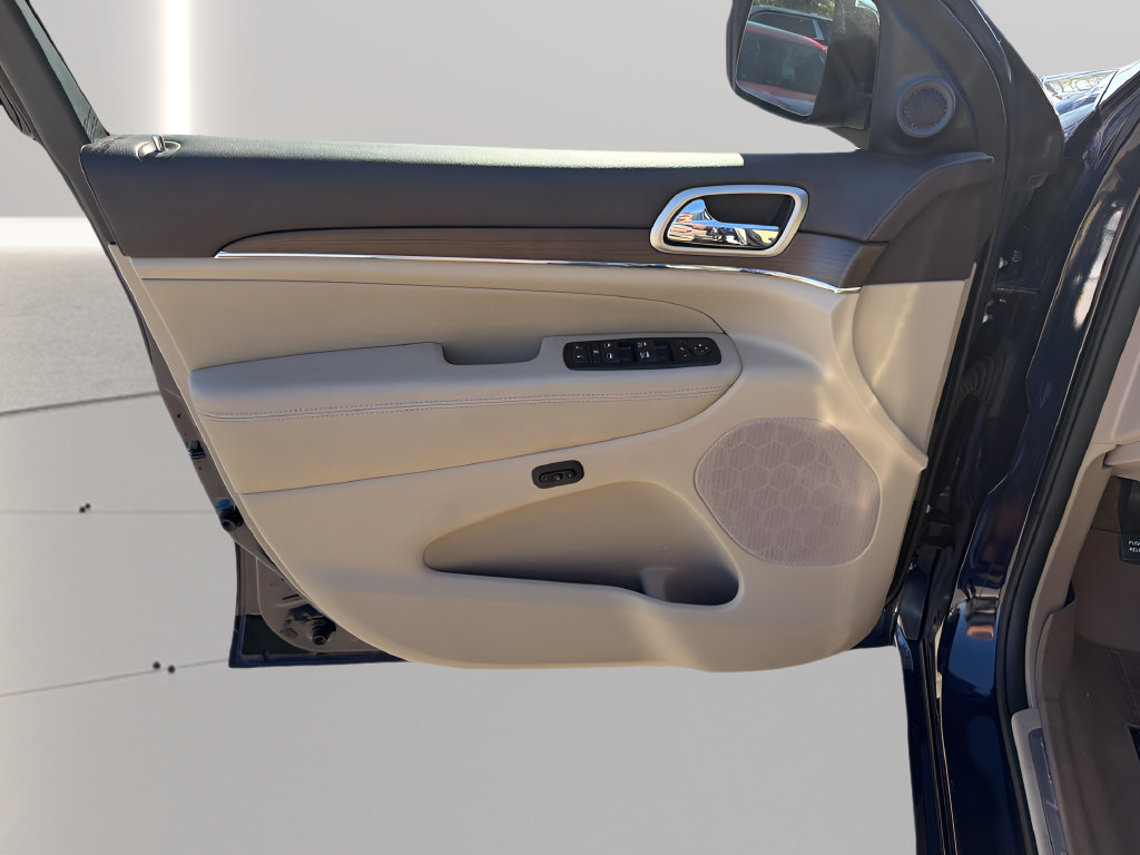 Used 2017 Jeep Grand Cherokee Overland RWD image 16