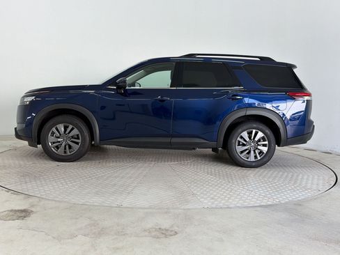 Used 2025 Nissan Pathfinder SV FWD image 2