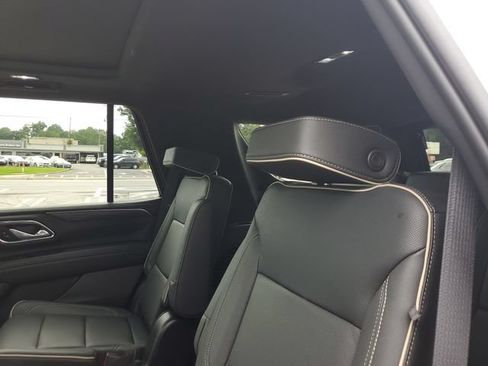 Used 2023 GMC Yukon SLT w/ SLT Luxury Package AWD/4WD image 9