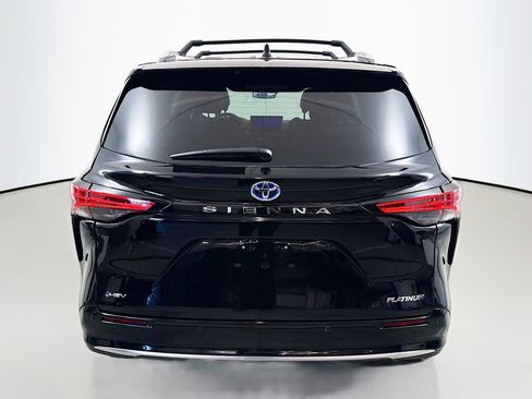 Used 2025 Toyota Sienna Platinum FWD image 6