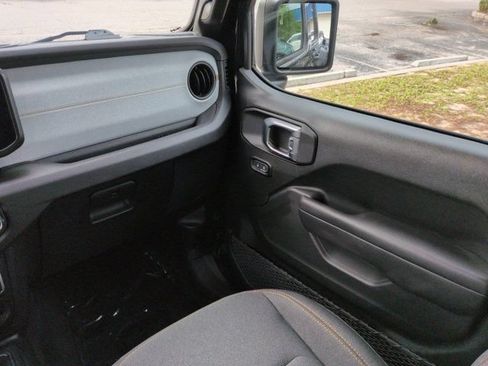 Used 2025 Jeep Gladiator Sport AWD/4WD image 16