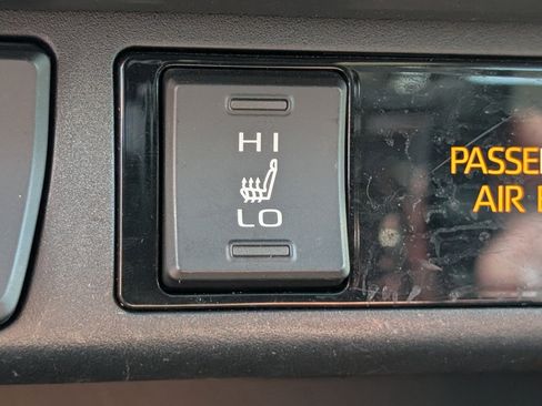 Used 2022 Toyota RAV4 SE image 26