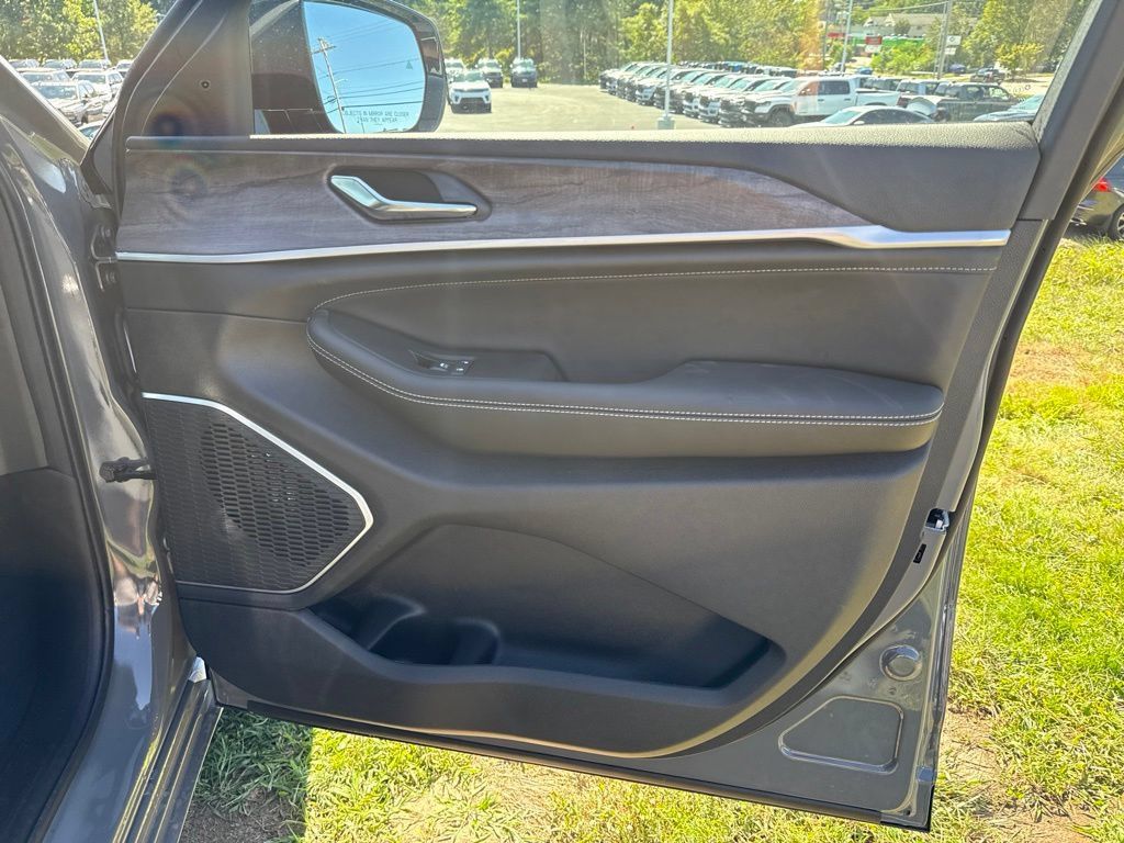 New 2027 Jeep Grand Cherokee Limited AWD/4WD image 30