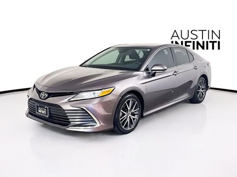 Used 2023 Toyota Camry XLE image 3