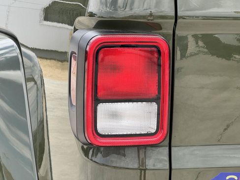 Used 2022 Jeep Gladiator Overland w/ Popular Equipment Package AWD/4WD image 11