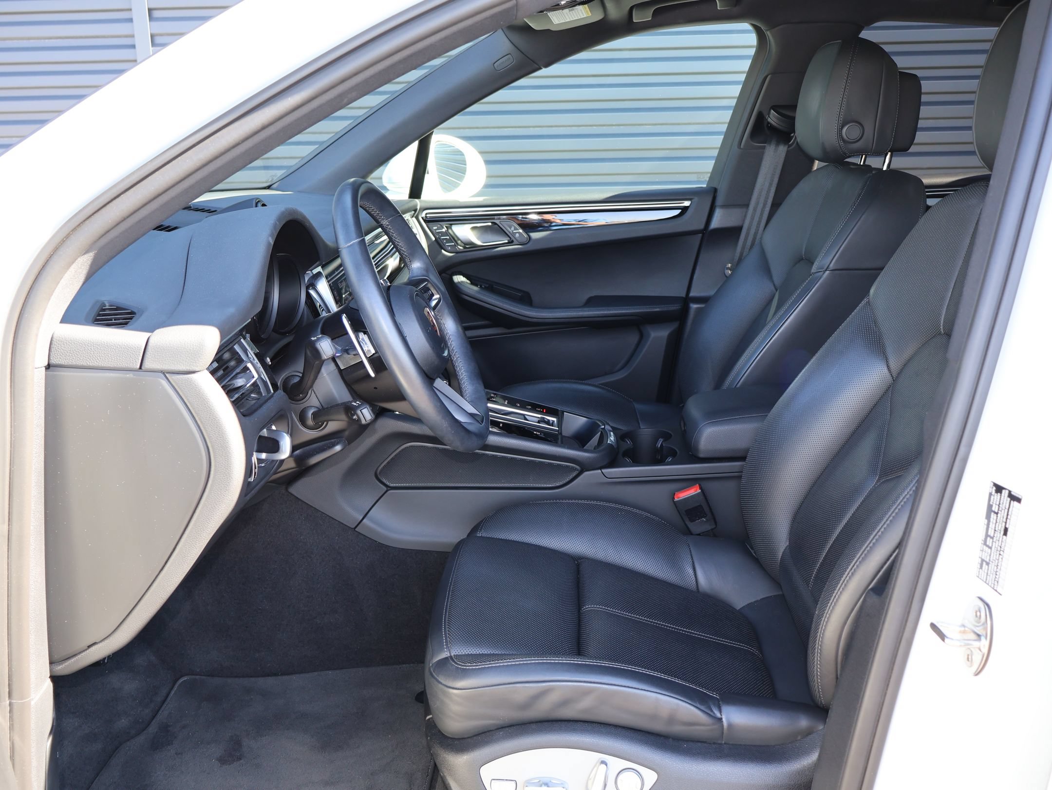 Used 2023 Porsche Macan AWD/4WD image 5