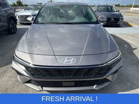 Used 2025 Hyundai Elantra SEL image 16
