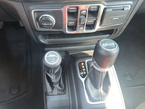 Used 2019 Jeep Wrangler Unlimited Sahara AWD/4WD image 14