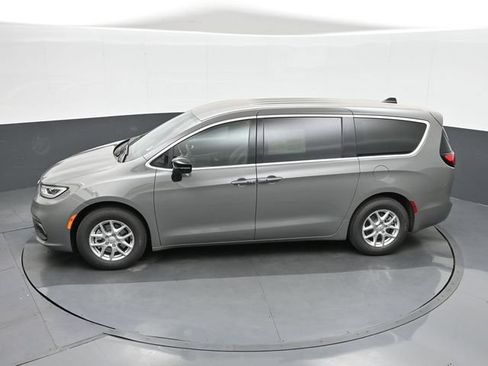 Used 2025 Chrysler Pacifica Select FWD image 38