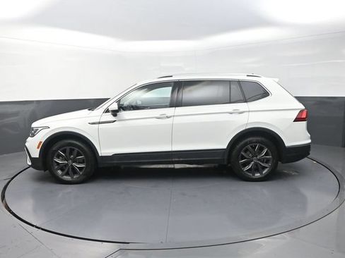 Used 2022 Volkswagen Tiguan SE w/ Panoramic Sunroof Package FWD image 4