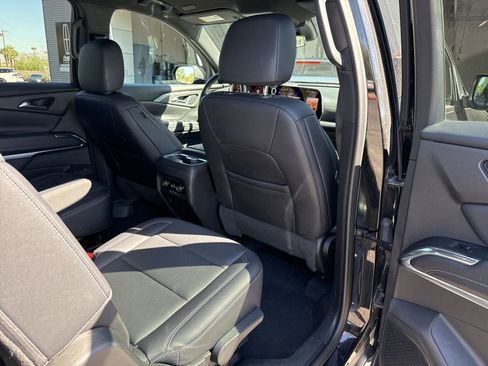 Used 2025 Chevrolet Traverse LT image 14