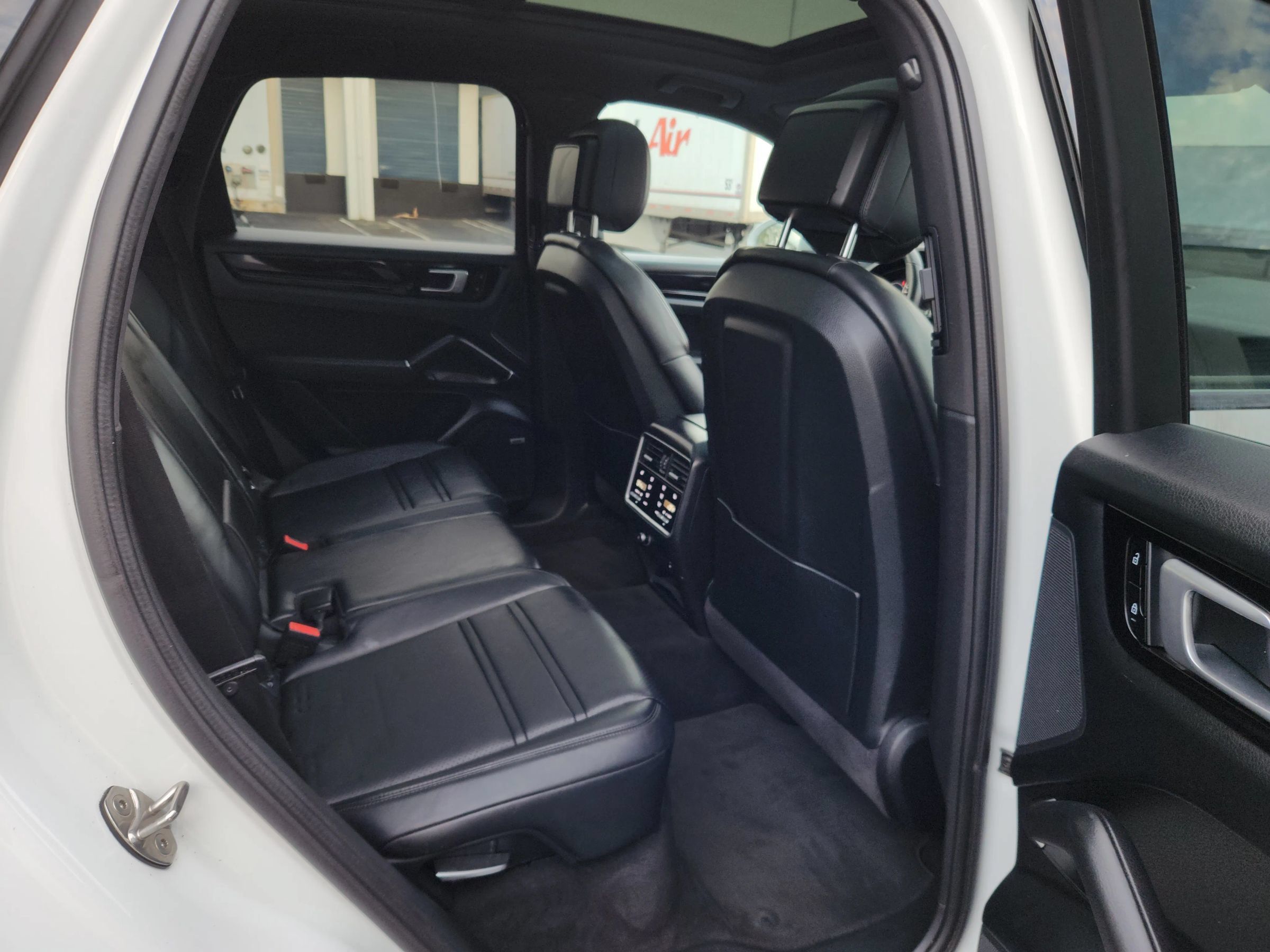 Used 2020 Porsche Cayenne w/ Premium Package Plus AWD/4WD image 21