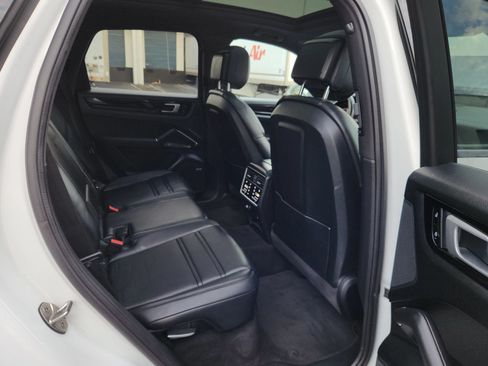 Used 2020 Porsche Cayenne w/ Premium Package Plus AWD/4WD image 21